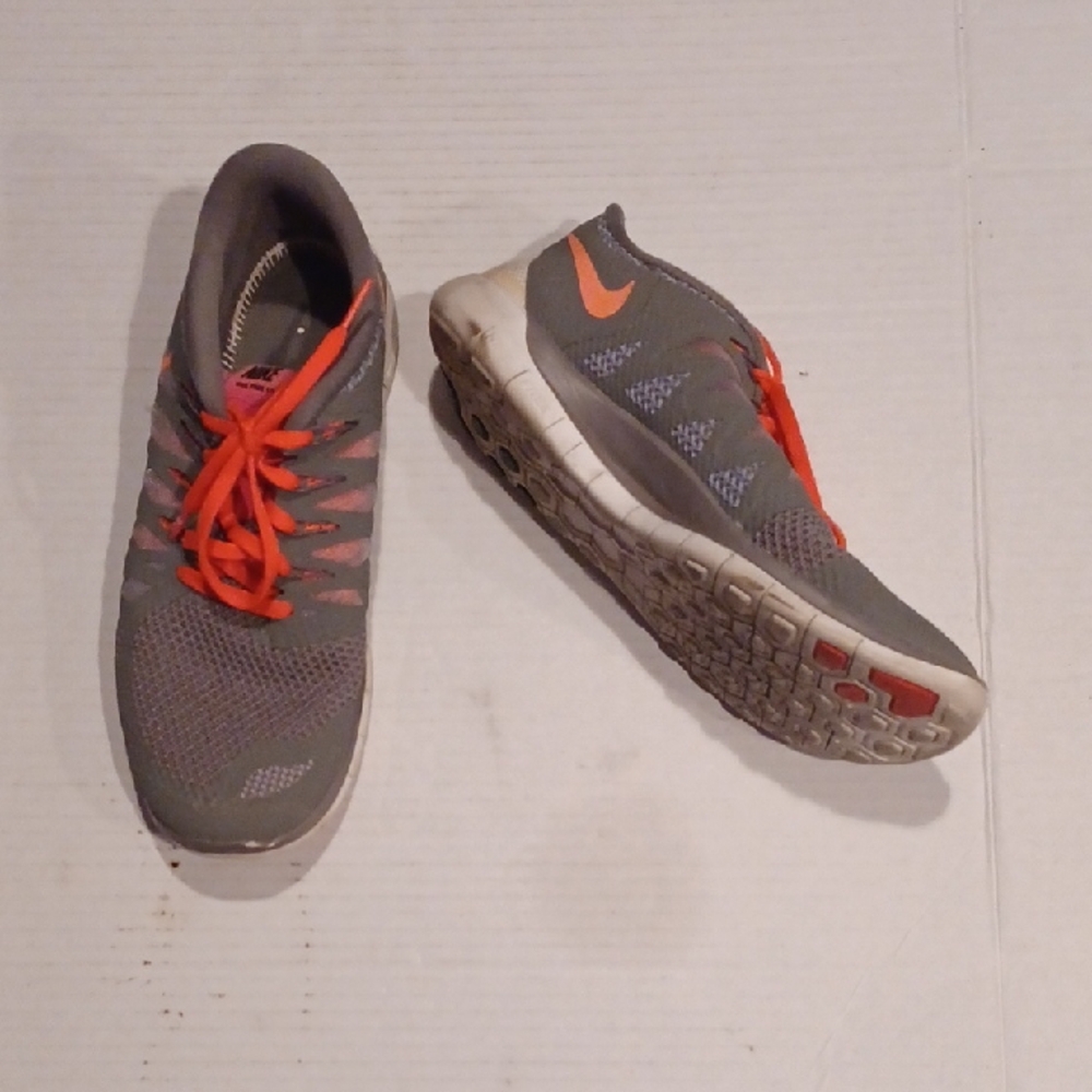 4/$60 Nike Gray & Pink Sneakers - Size US9